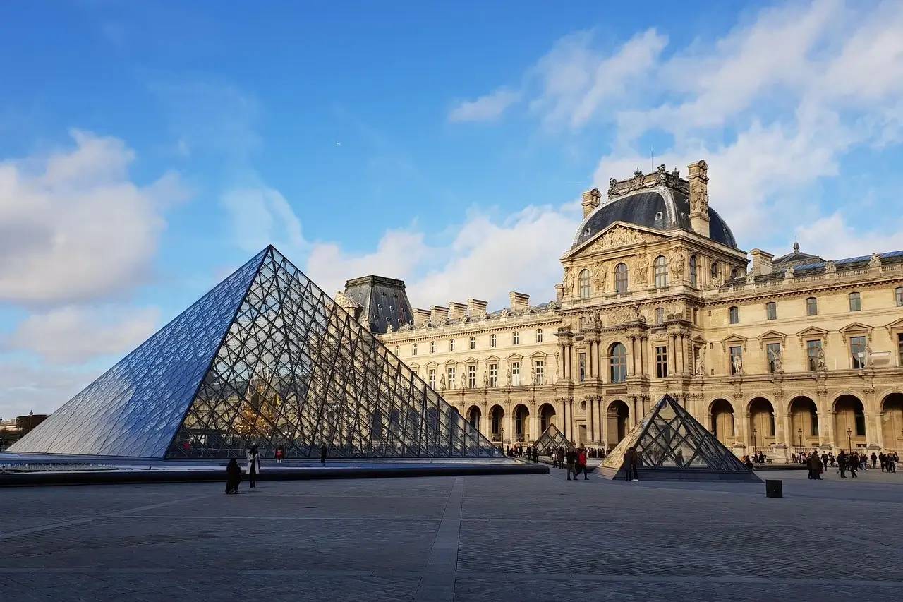 Louvre Banner